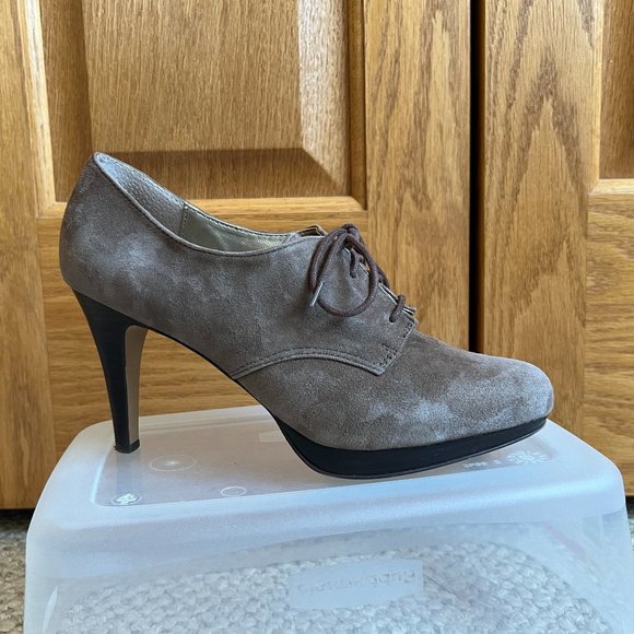 ADRIENNE VITTADINI - Pinehurst Lace-Up Bootie -- Excellent Condition - Picture 6 of 11